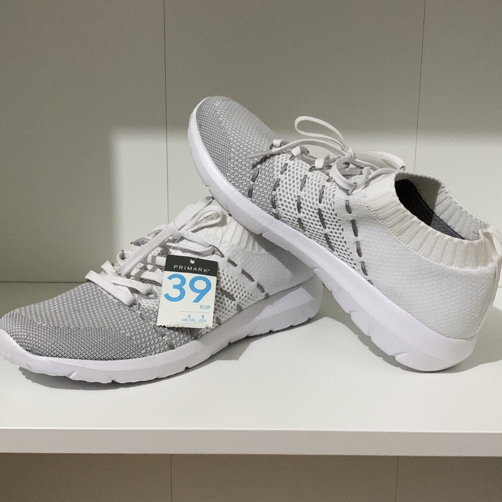 Tennis shoes